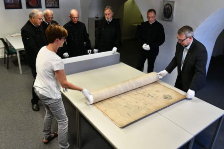 Im Auftrag der Stiftung restaurierter historischer Stadtplan des Stadtarchivs