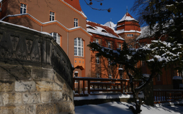 Stiftungsgebäude im Winter mit barocker Balustrade (Foto: M. Rasch) Stiftungsgebäude im Winter mit barocker Balustrade (Foto: M. Rasch)