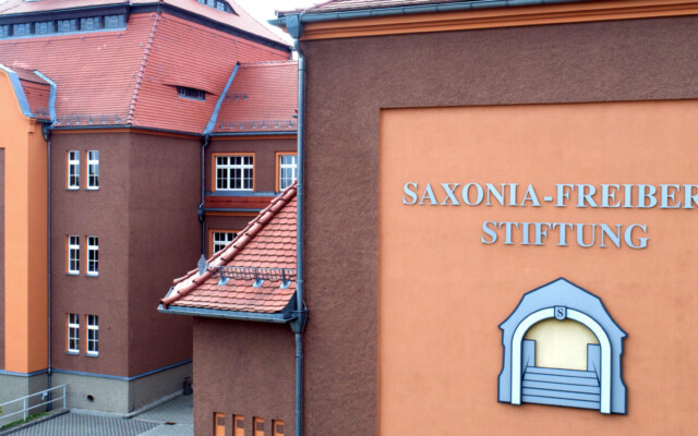 Rückseite des Stiftungsgebäudes mit Logo Rückseite des Stiftungsgebäudes mit Logo